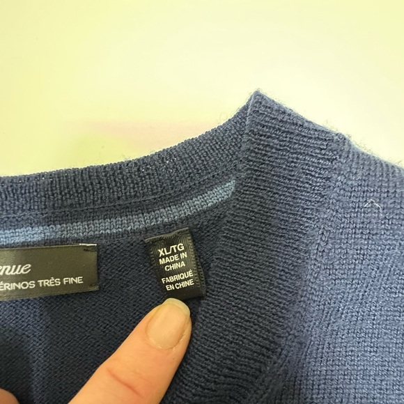 Saks Fifth Avenue 100% Merino Wool V-Neck Sweater Navy Blue New Condition Soft - Picture 3 of 8